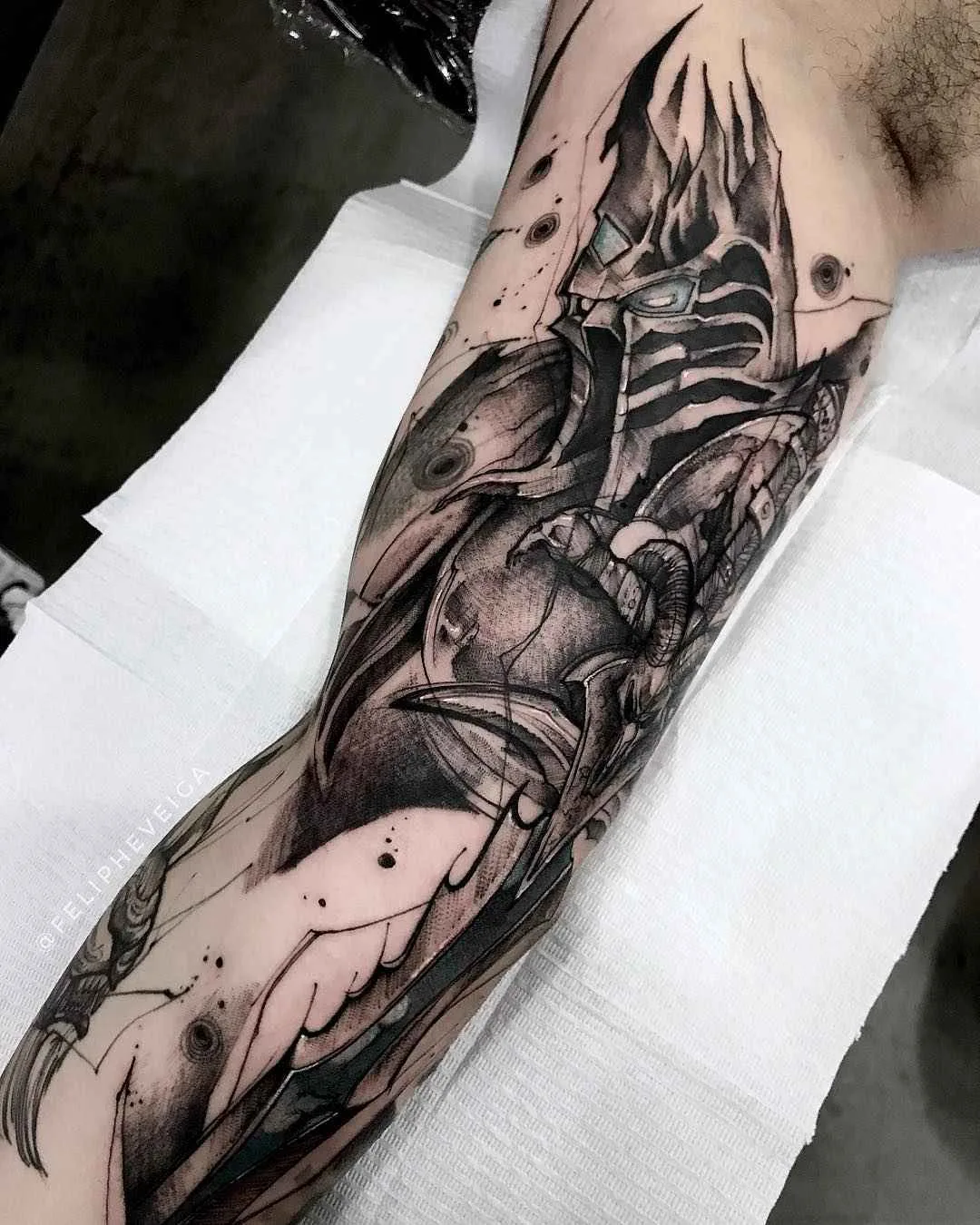 Tatuador Feliphe Veiga cria estilo tatuagem preta de esboço, blackwork | Brasil