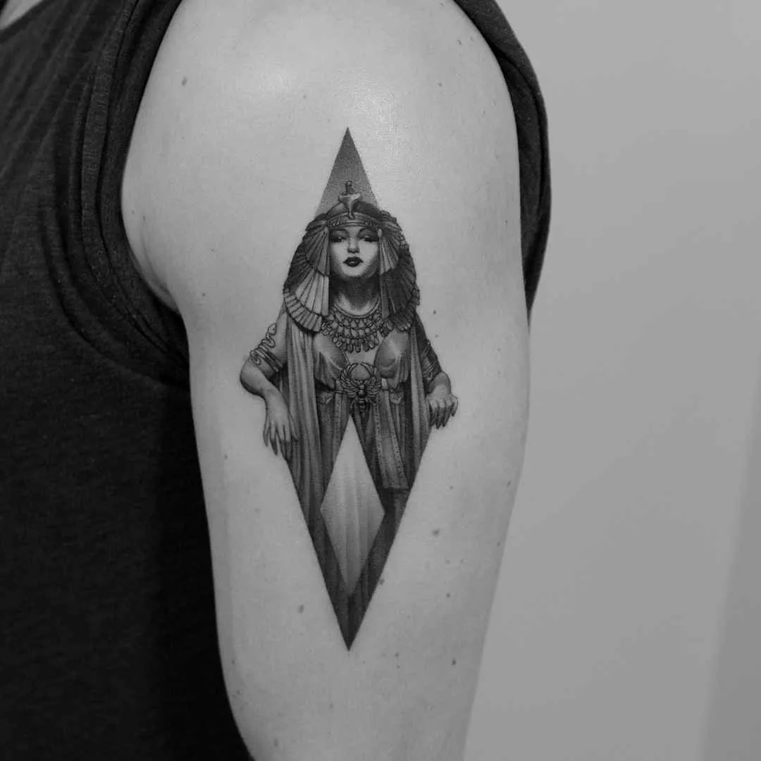 Artista di tatuaggi Paweł Indulski crea uno stile di tatuaggio nero e grigio realistico, grafico, minimalismo | Polonia