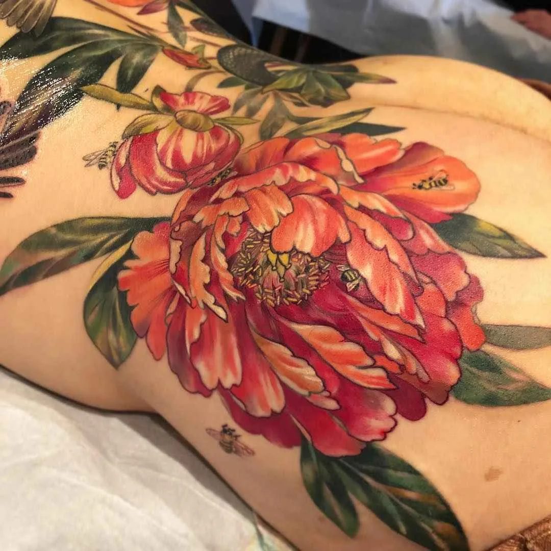 Tatuador Stephanie Brown cria tatuagem colorida neo tradicional | Chicago, Estados Unidos