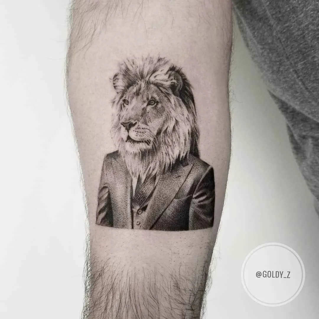 Tatuagem Zlata Kolomoyskaya, estilo realismo, minimalismo, gráfico em preto e cinza | USA
