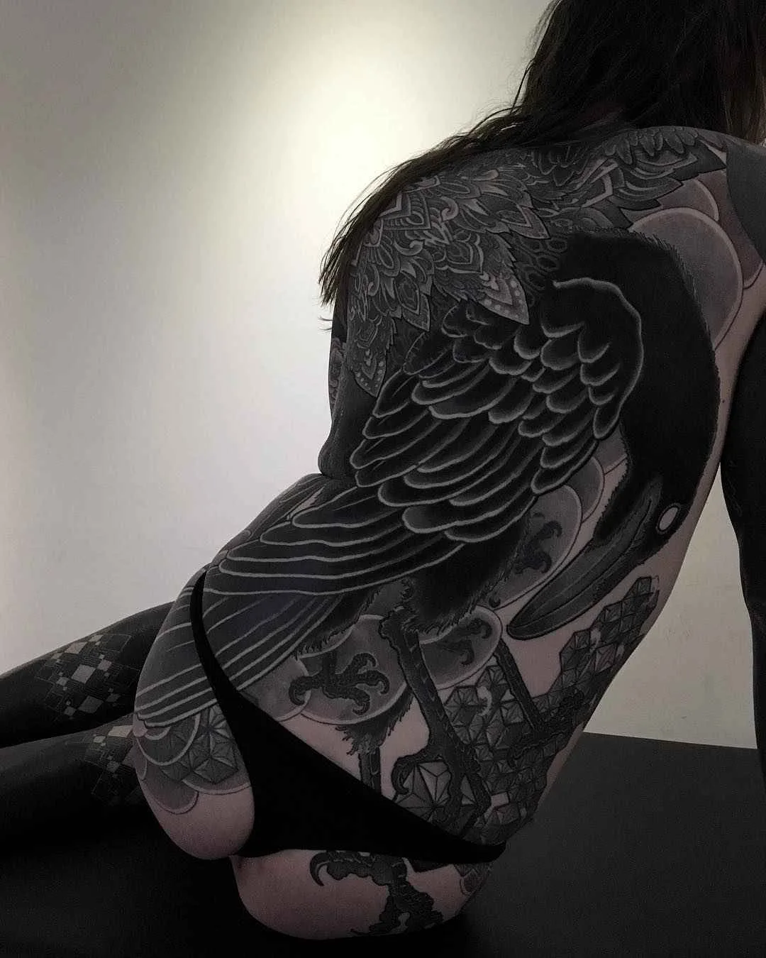 Artista de tatuagem Gakkin cria estilo oriental preto, tatuagem tradicional japonesa | Amsterdã, Holanda