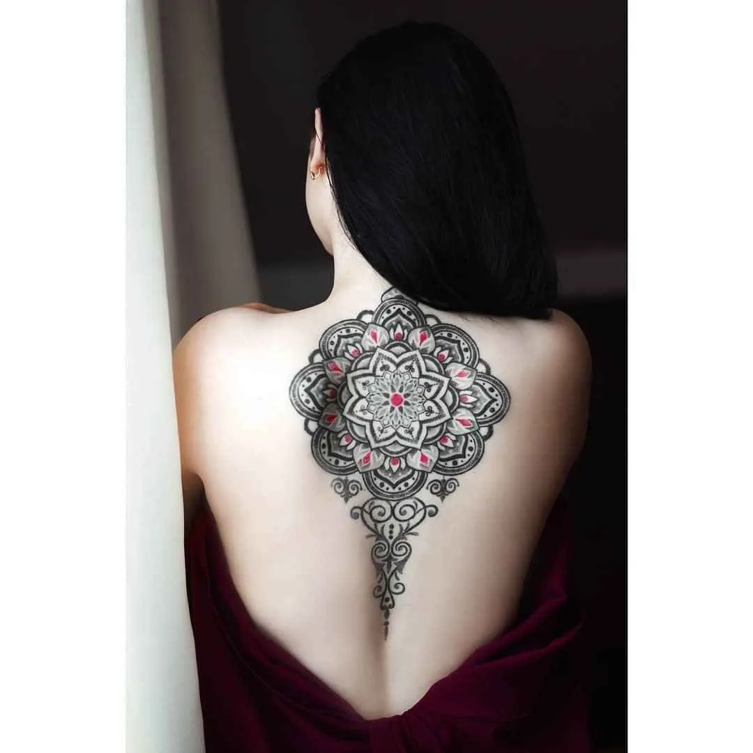 Artista di tatuaggi Ilya Sascad Kandaurov, stile autore blackwork ornamentale tatuaggio | Russia