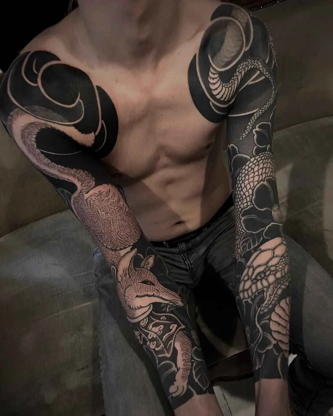 Artista de tatuagem Gakkin cria estilo oriental preto, tatuagem tradicional japonesa | Amsterdã, Holanda