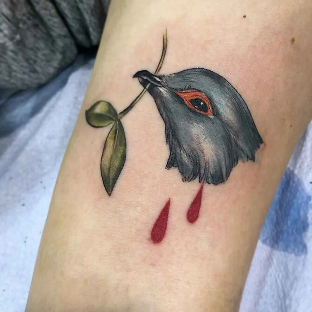 Tatuador Stephanie Brown cria tatuagem colorida neo tradicional | Chicago, Estados Unidos