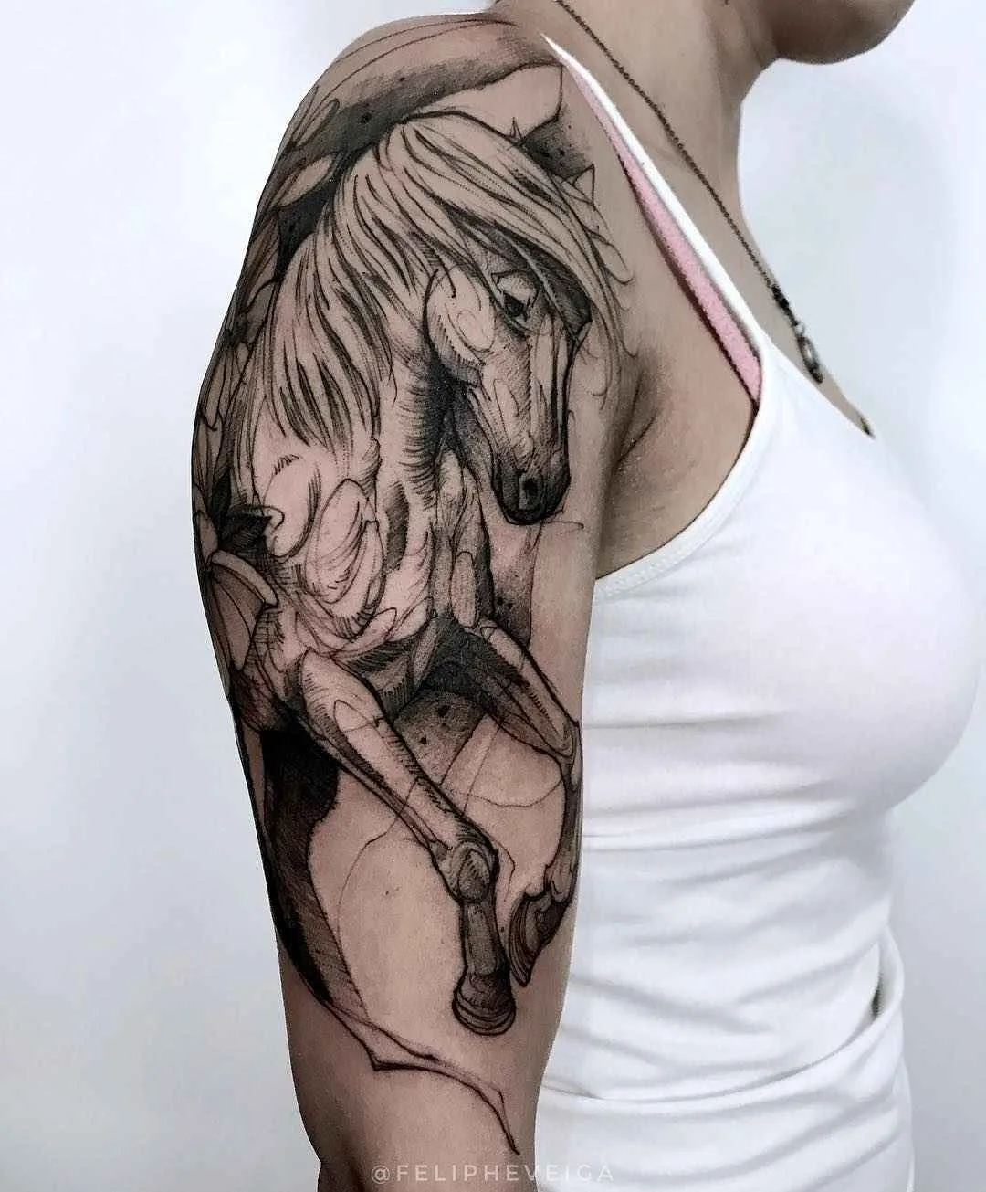 Tatuador Feliphe Veiga cria estilo tatuagem preta de esboço, blackwork | Brasil