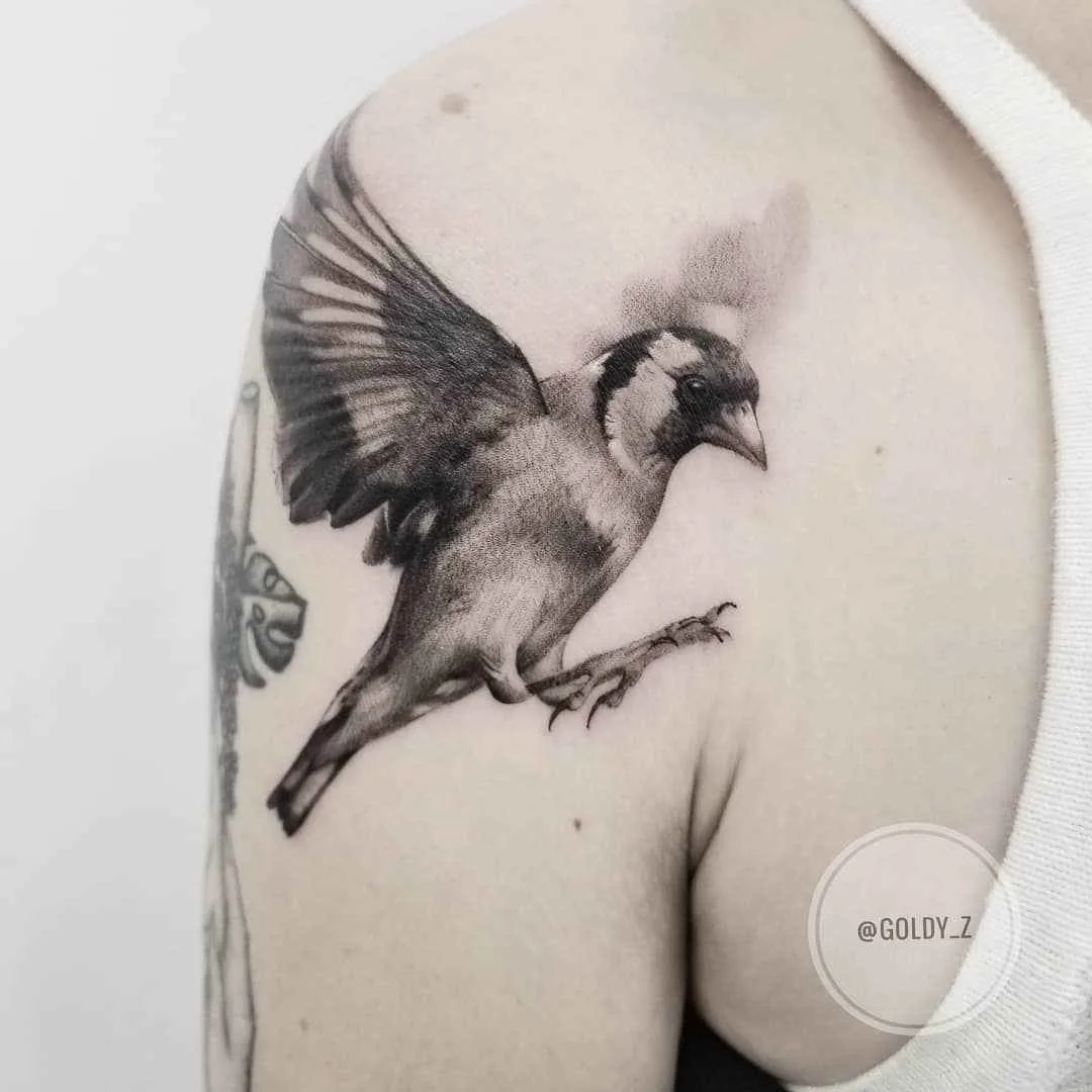Tatuagem Zlata Kolomoyskaya, estilo realismo, minimalismo, gráfico em preto e cinza | USA