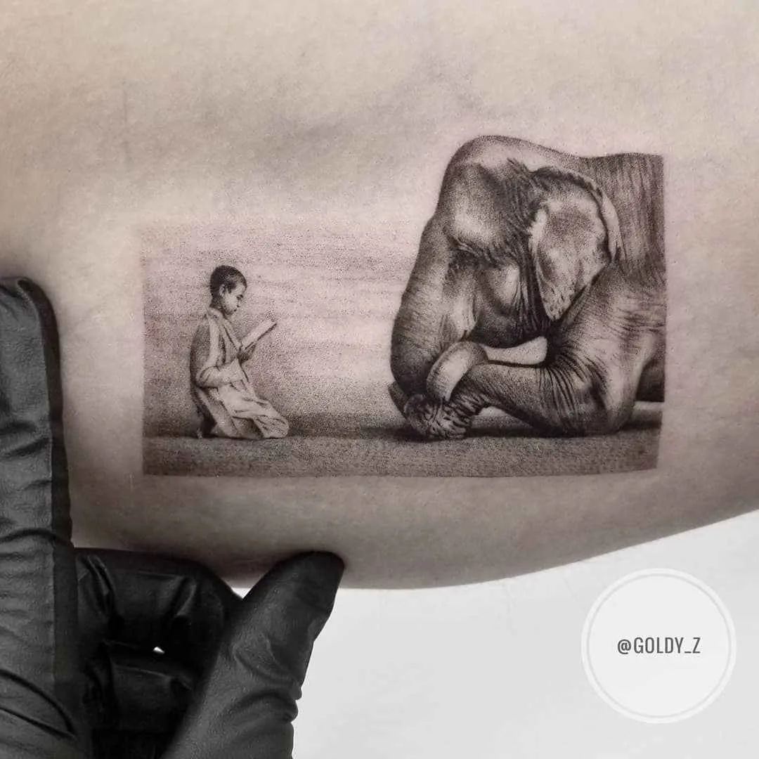 Tatuagem Zlata Kolomoyskaya, estilo realismo, minimalismo, gráfico em preto e cinza | USA