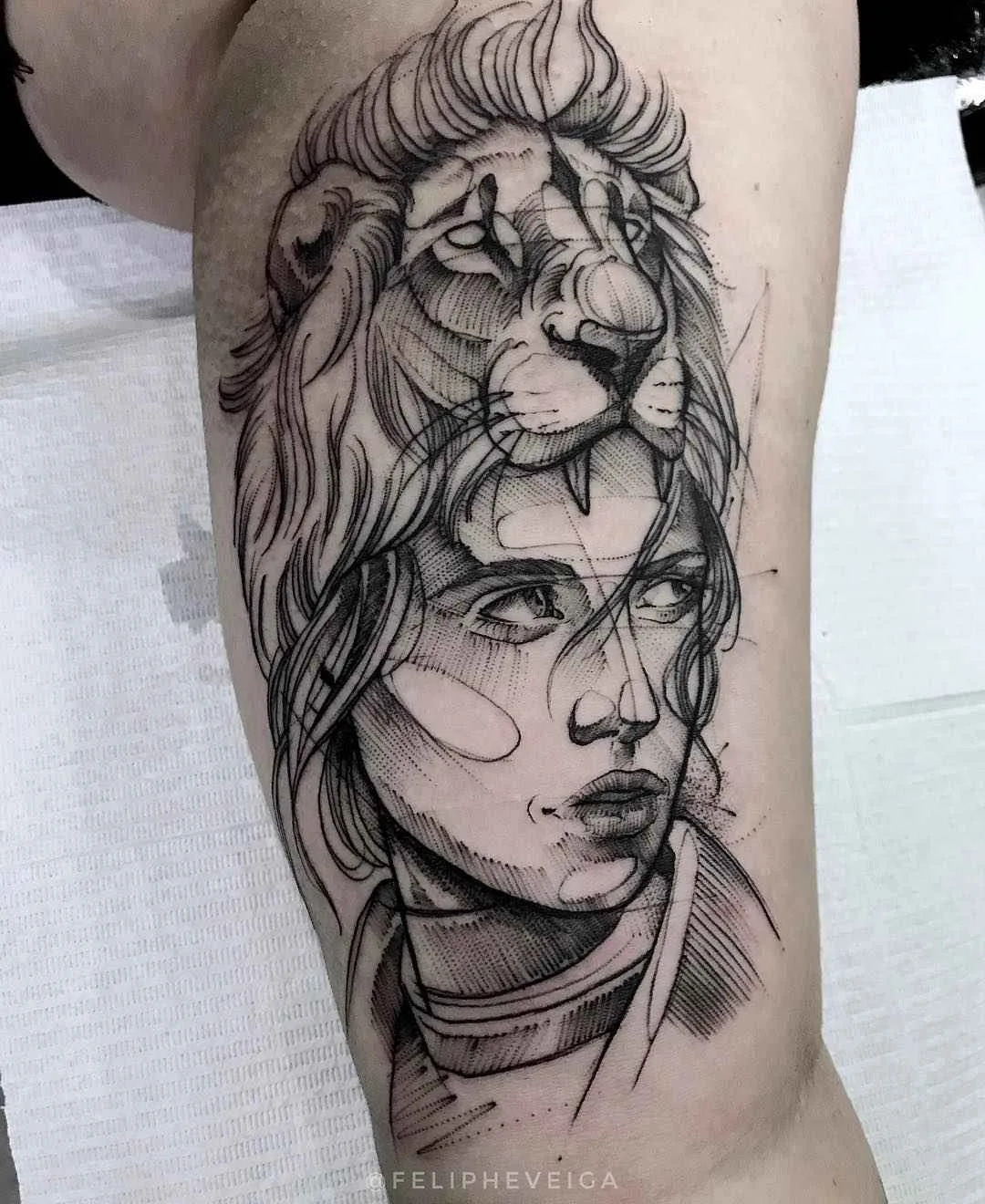 Tatuador Feliphe Veiga cria estilo tatuagem preta de esboço, blackwork | Brasil
