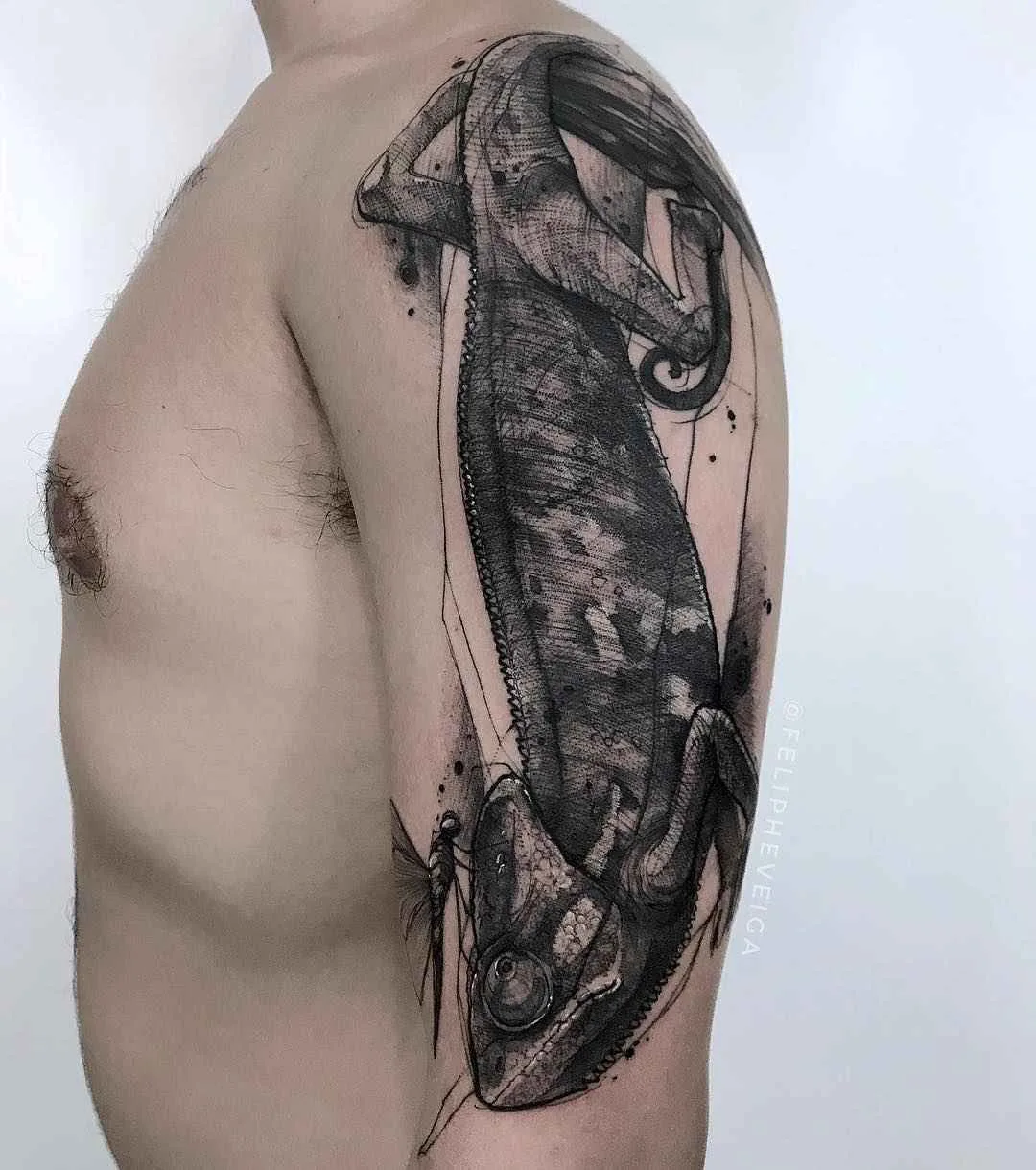 Tatuador Feliphe Veiga cria estilo tatuagem preta de esboço, blackwork | Brasil
