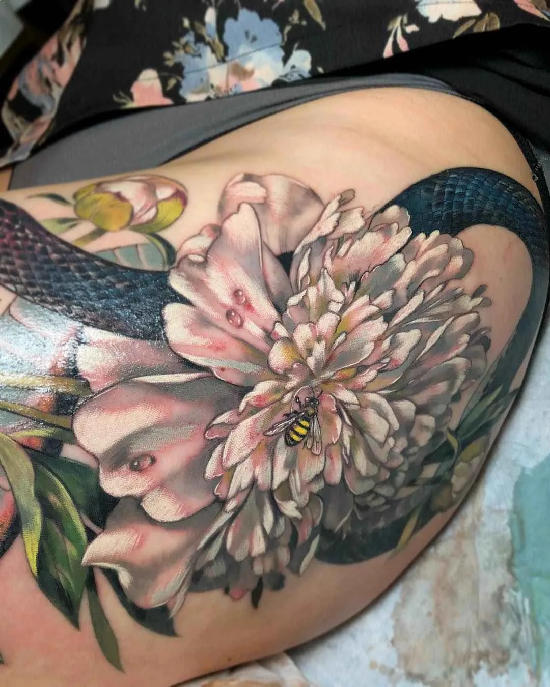 Tatuador Stephanie Brown cria tatuagem colorida neo tradicional | Chicago, Estados Unidos