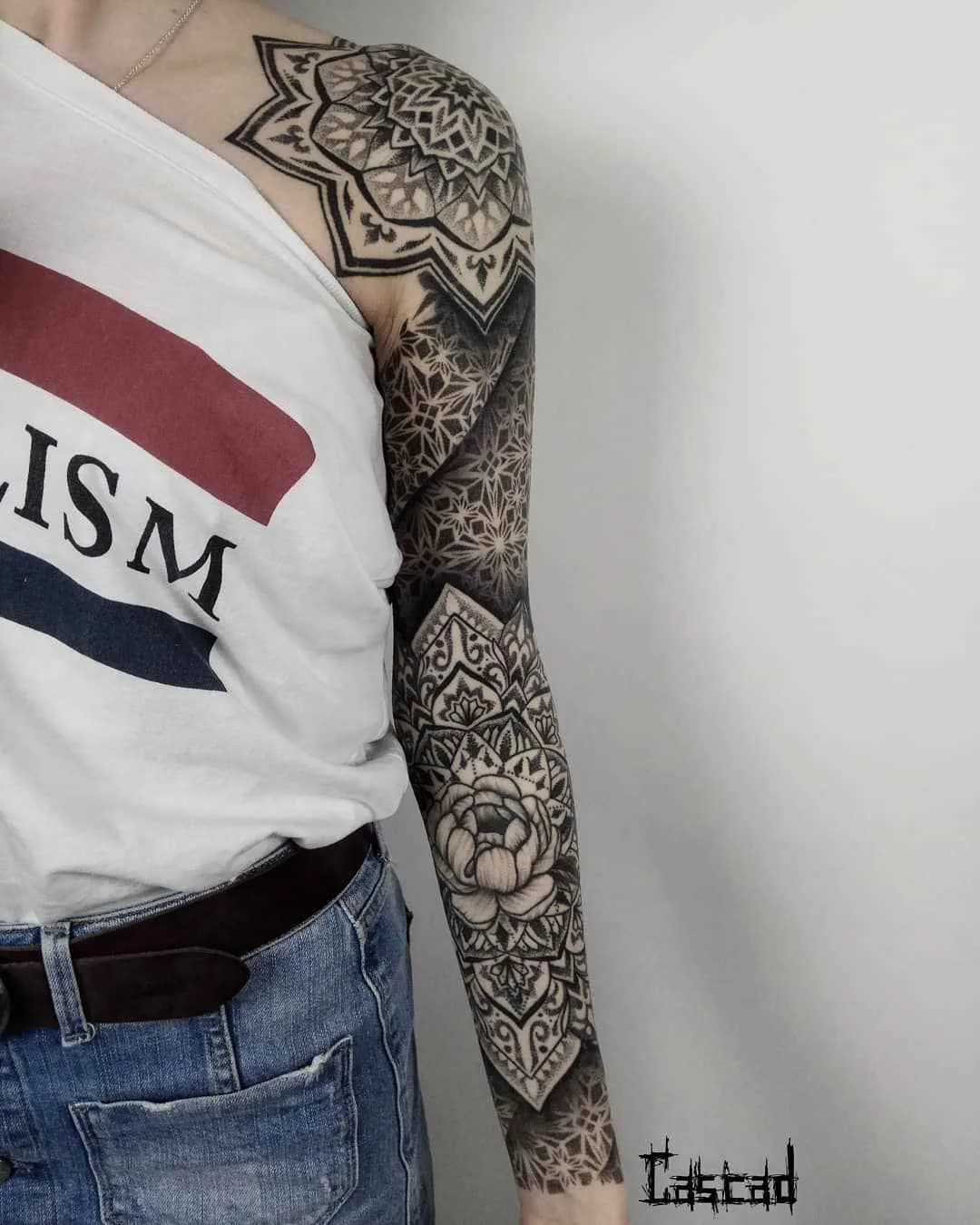 Artista di tatuaggi Ilya Sascad Kandaurov, stile autore blackwork ornamentale tatuaggio | Russia