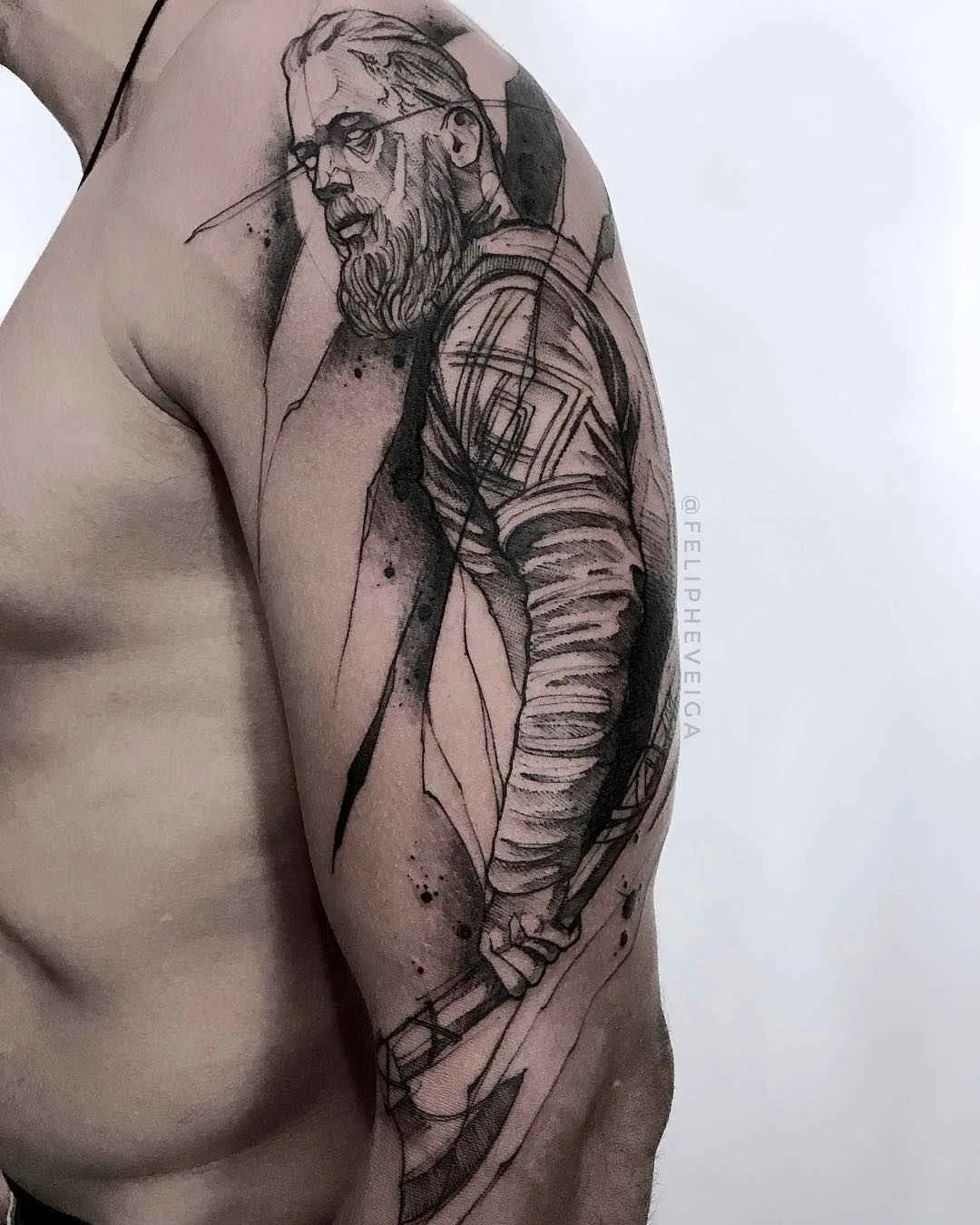 Tatuador Feliphe Veiga cria estilo tatuagem preta de esboço, blackwork | Brasil