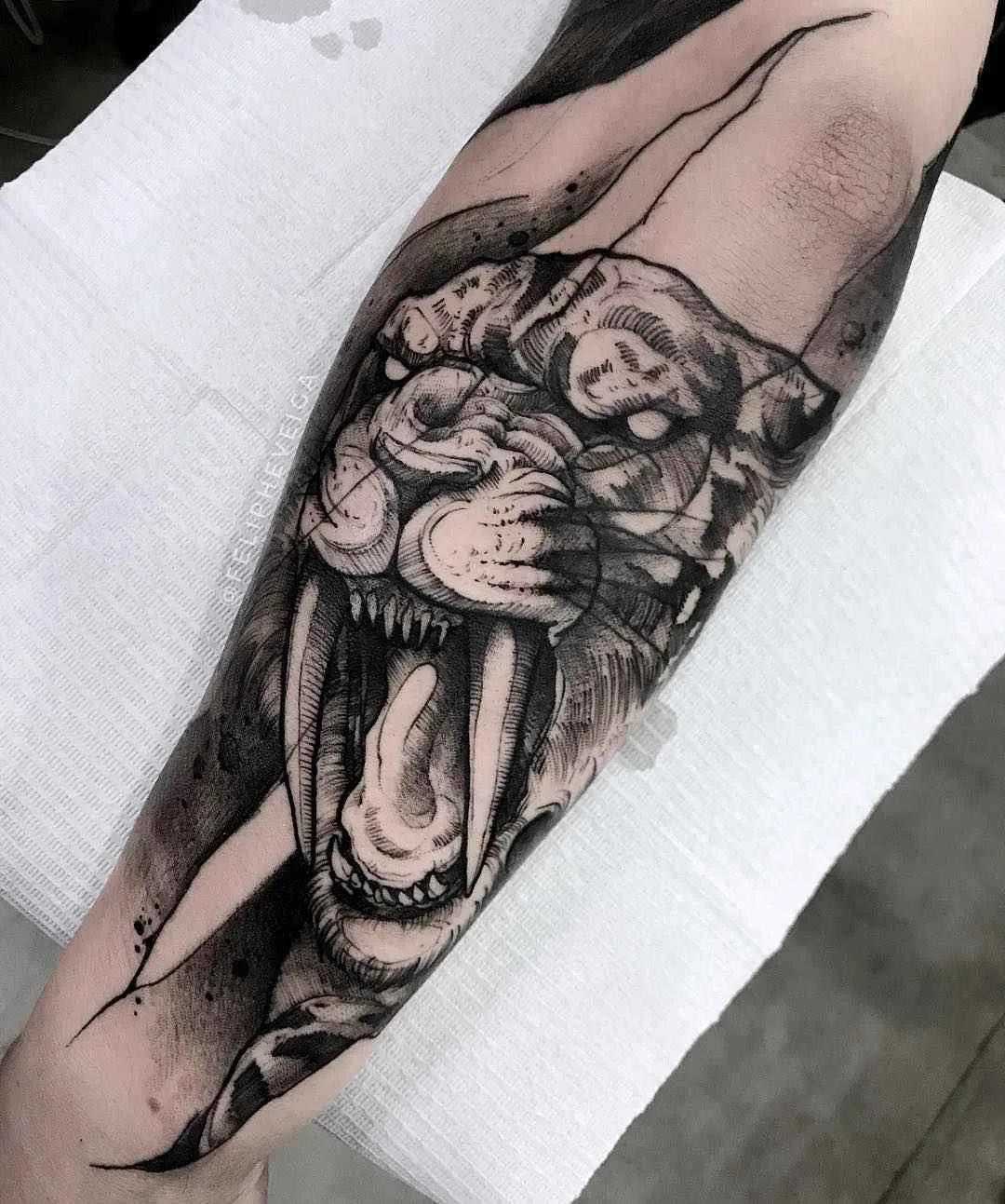 Tatuador Feliphe Veiga cria estilo tatuagem preta de esboço, blackwork | Brasil