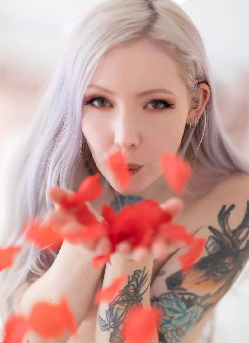 11 le foto pi&ugrave; sexy di un modello con tatuaggi che fa cosplay Shamandalie