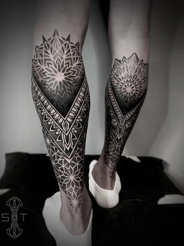 black and grey geometric tattoo auf calf #29507 | Tätowierer Никита Шероухов