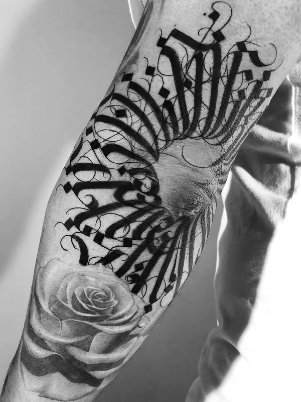 black and grey blackwork Tatuaggio su forearm #29518 | Tatuatore MAYONAIZE