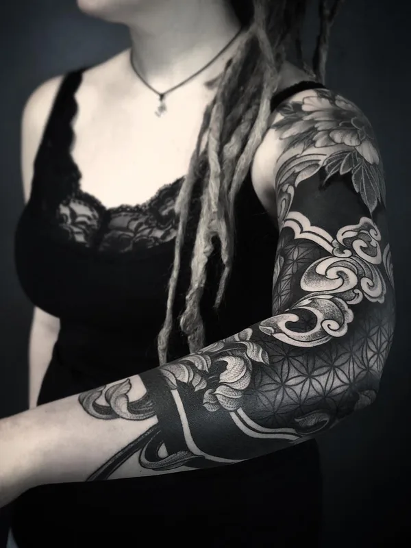 female black and grey blackwork 타투 부위 full sleeve #29570 | 타투이스트 Diamante Murru