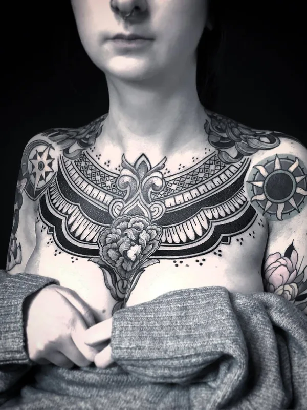 female black and grey blackwork 타투 부위 chest #29567 | 타투이스트 Diamante Murru