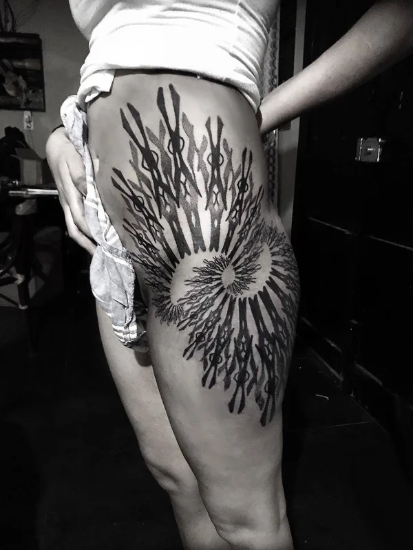 female black and grey blackwork татуировка на thigh #29622 | Тату мастер Byron
