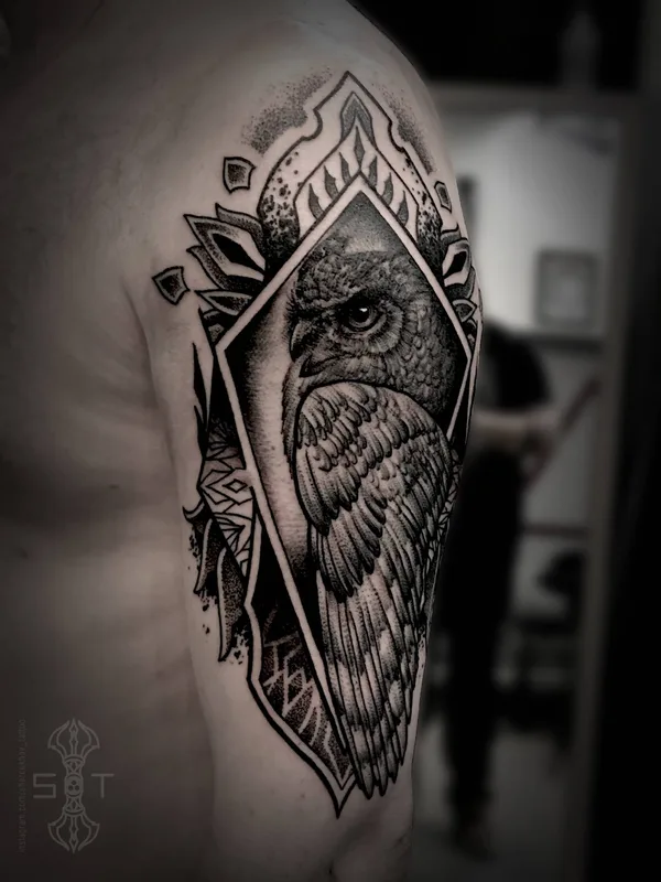 black and grey blackwork tattoo auf upper arm #29636 | Tätowierer Никита Шероухов
