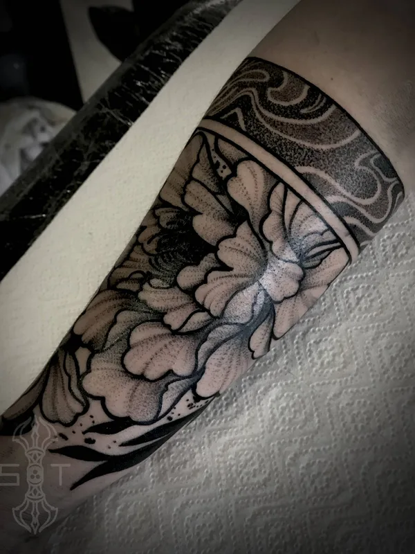 black and grey blackwork tattoo auf forearm #29638 | Tätowierer Никита Шероухов