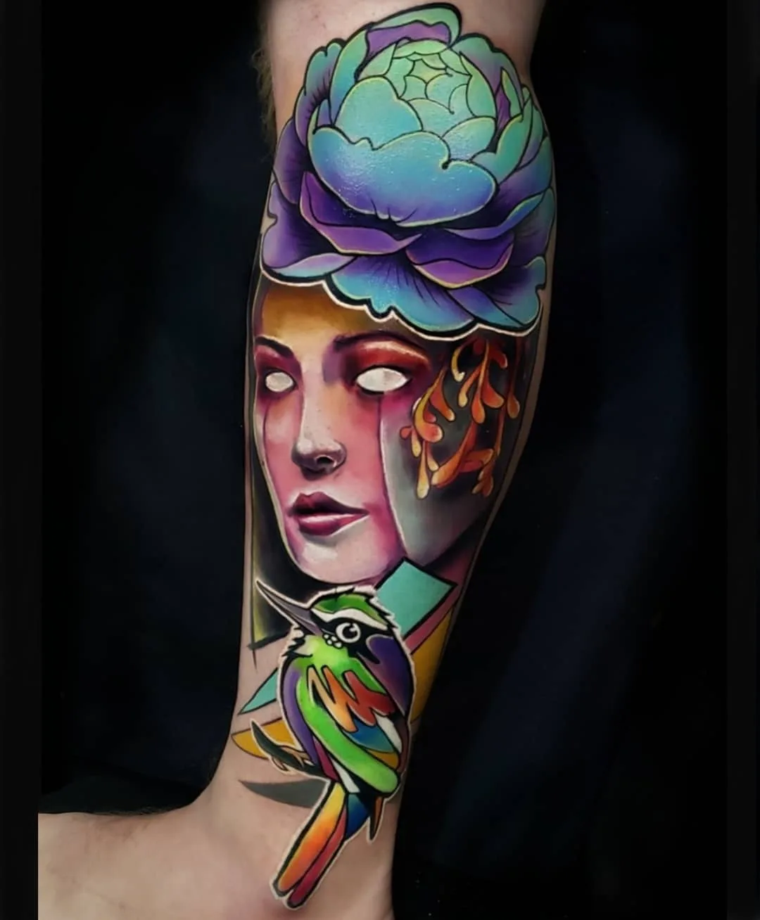 Artista de tatuagem Vinni Mattos, tatuagem realista da nova escola com fundo de águacolor | Espanha