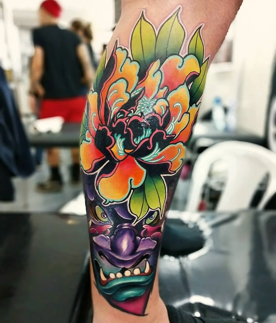Artista de tatuagem Vinni Mattos, tatuagem realista da nova escola com fundo de águacolor | Espanha