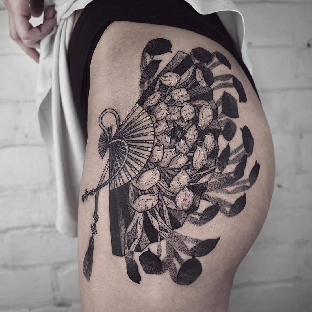 Artista de tatuagem BBrung, tatuagem do autor em preto, gráfica | Coreia, Busan