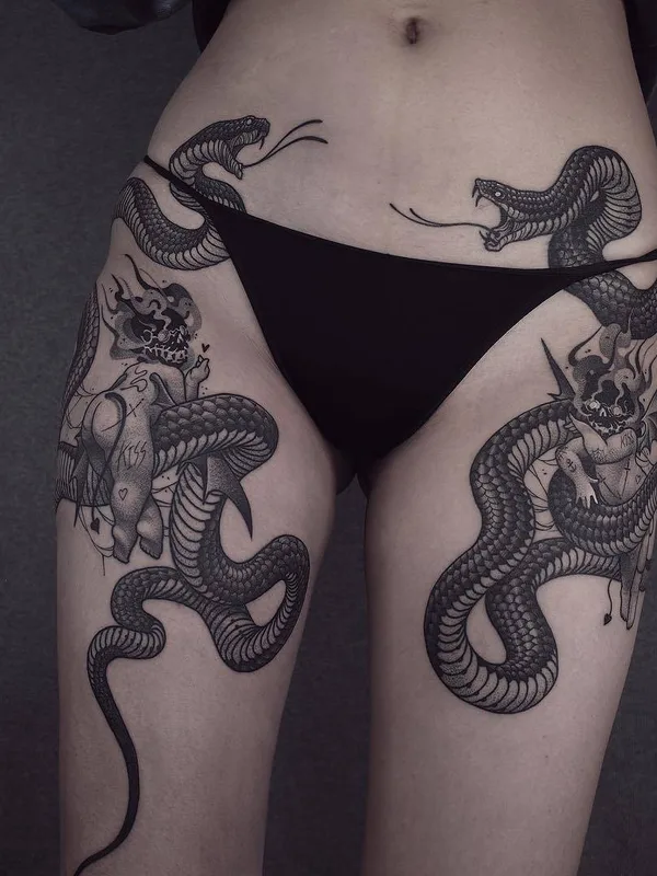 female black blackwork tattoo auf thigh #29727 | Tätowierer BBrung