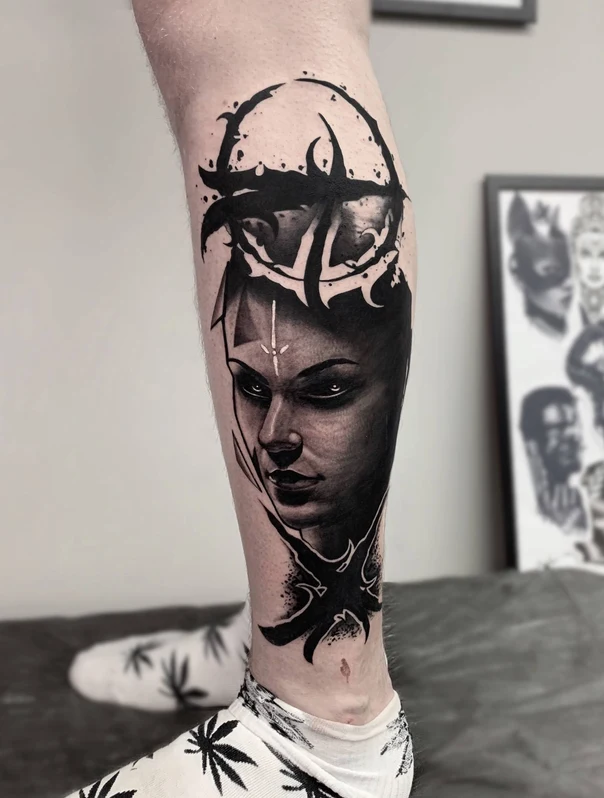 Blackwork Portrait, Crown tattoo on Calf