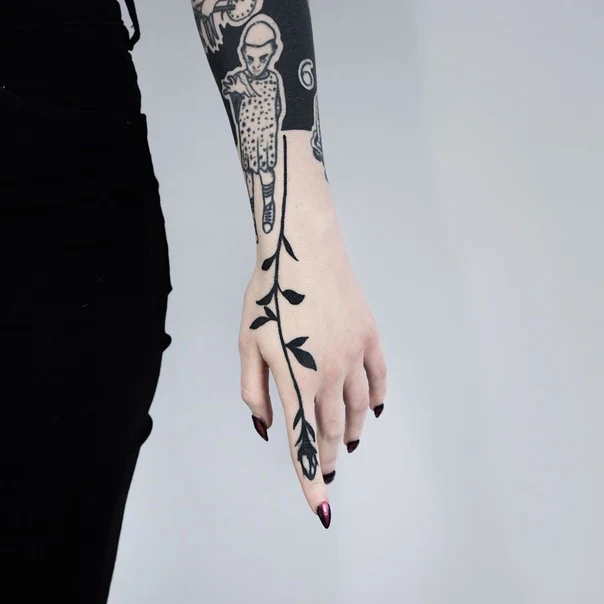 Blackwork Botanic, Floral tattoo on Hand