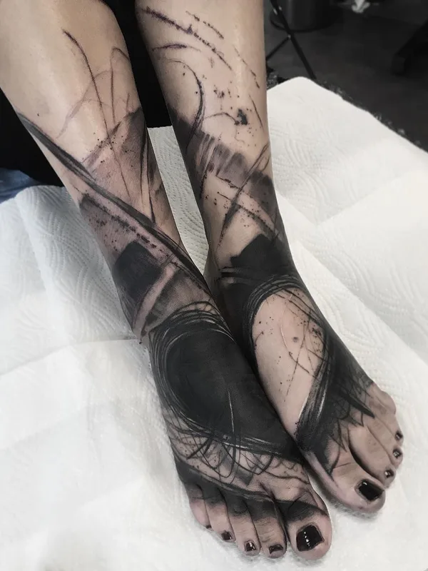 black abstract tatouage sur foot #35716 | Artiste tatoueur Natalie Mickahlo Nox