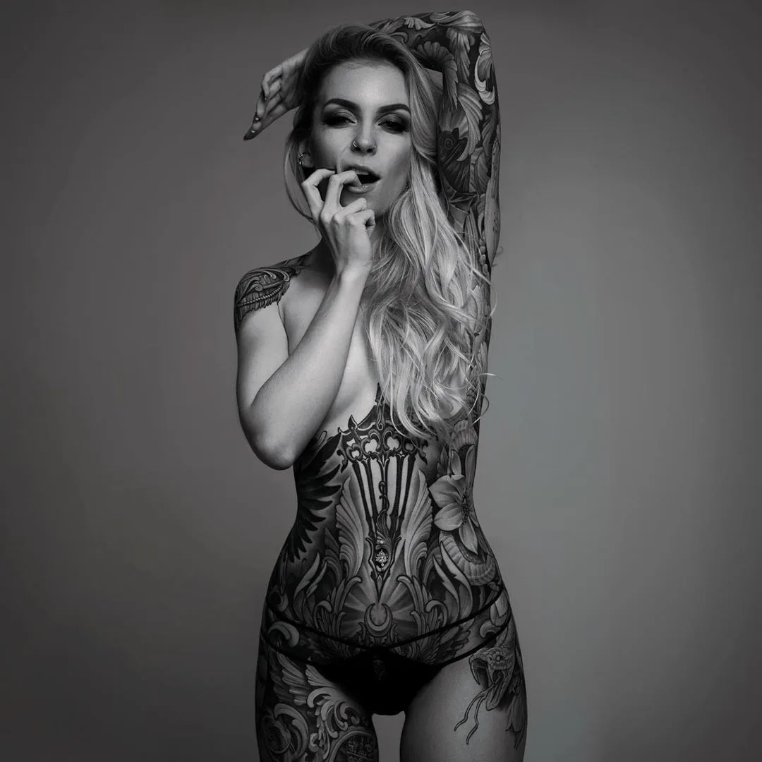 Tattooed model Lisa Kroiss, alternative photo model and tattoo artist | Germany