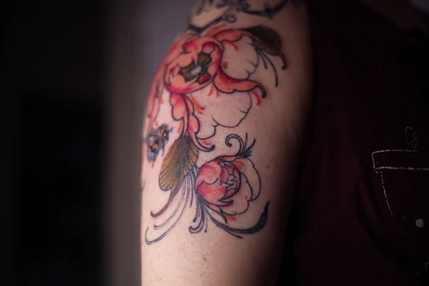Ботаническая Flower, Bee tattoo на Плечо