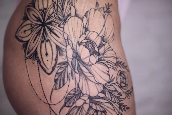Файнлайн Flower, Floral tattoo на Thigh