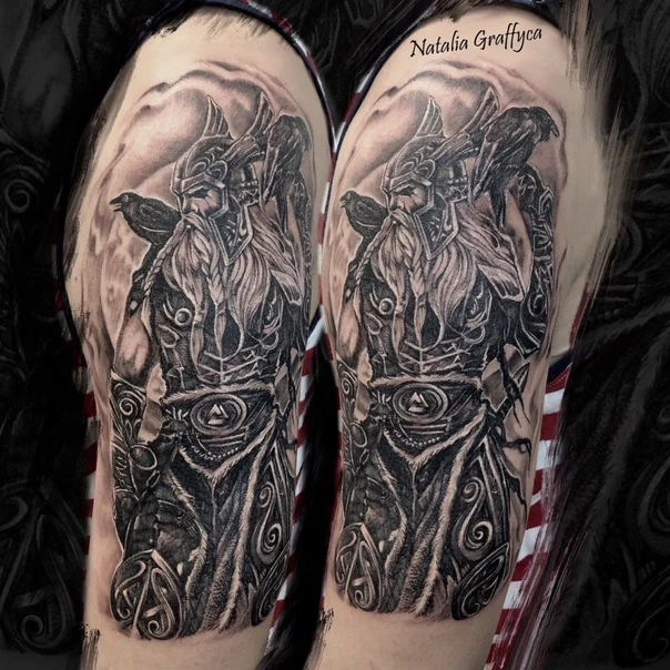 Чёрно-серая Viking, Raven tattoo на Плечо