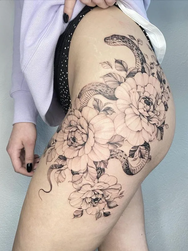 female black and grey fineline 纹身 在 thigh #39293 | 纹身师 Dorota Masalska