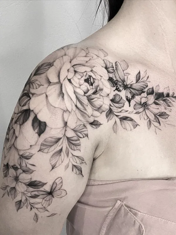 female black and grey botanic 纹身 在 shoulder #39290 | 纹身师 Dorota Masalska