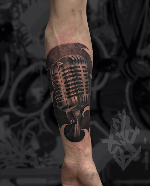 Чёрно-серая Microphone tattoo на Предплечье