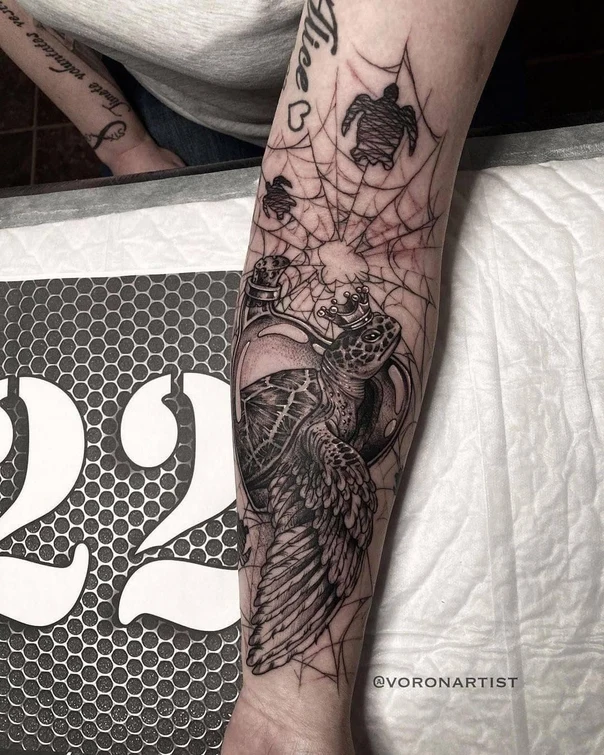 Блэкворк Turtle, Spiderweb tattoo на Предплечье