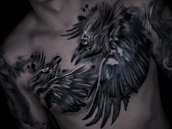 Чёрно-серая Raven, Wings tattoo на Грудь