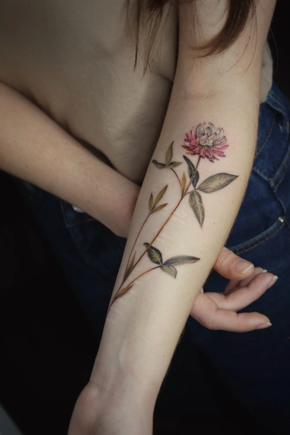 莫斯科手艺人手臂上的植物纹身