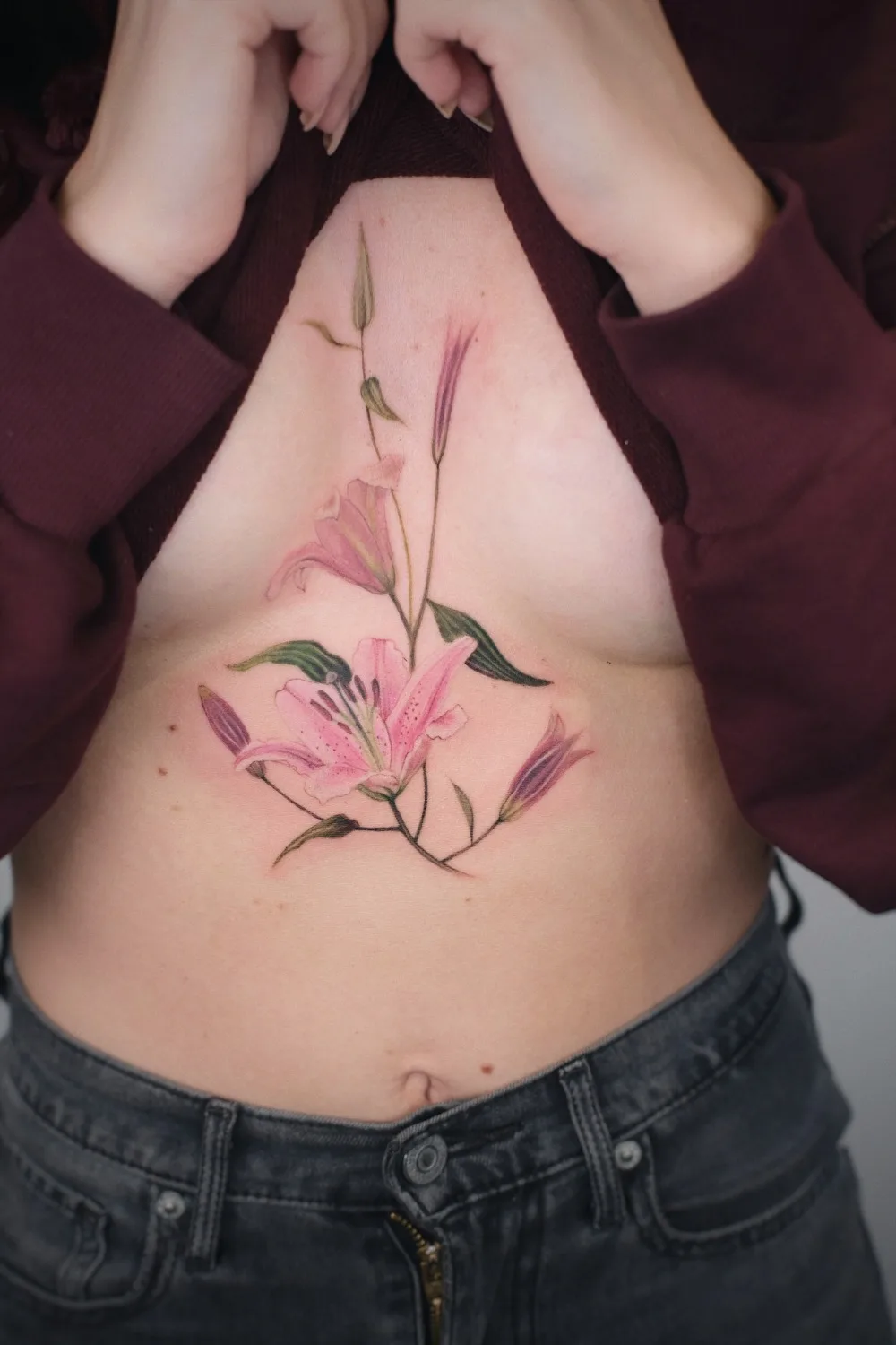 女性腹部的百合纹身