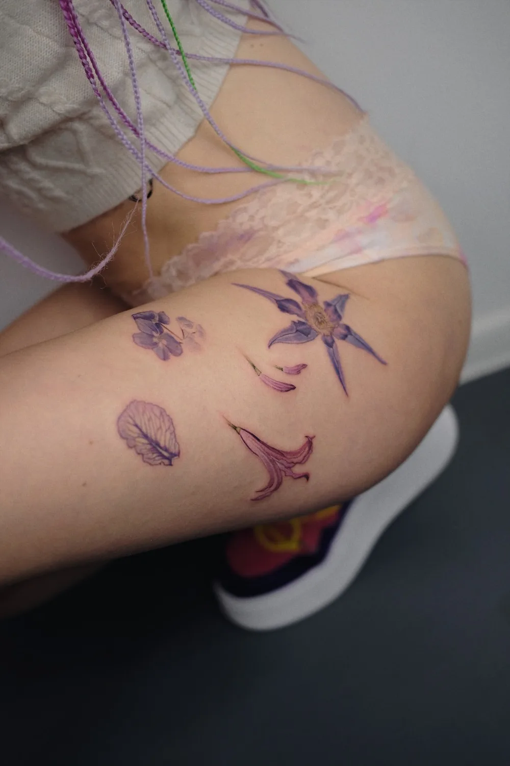 腿部的花卉纹身