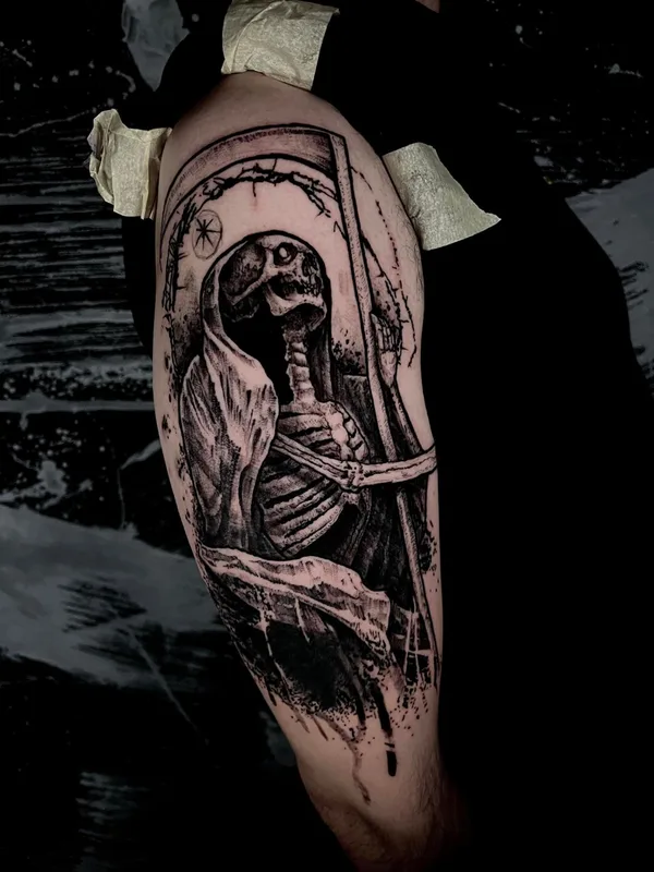 black and grey black and grey tatouage sur upper arm #53738 | Artiste tatoueur Sabin Aliosa