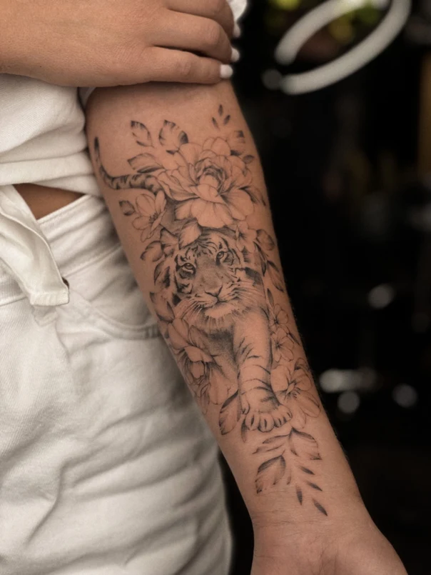 Файнлайн Tiger, Flowers tattoo на Предплечье