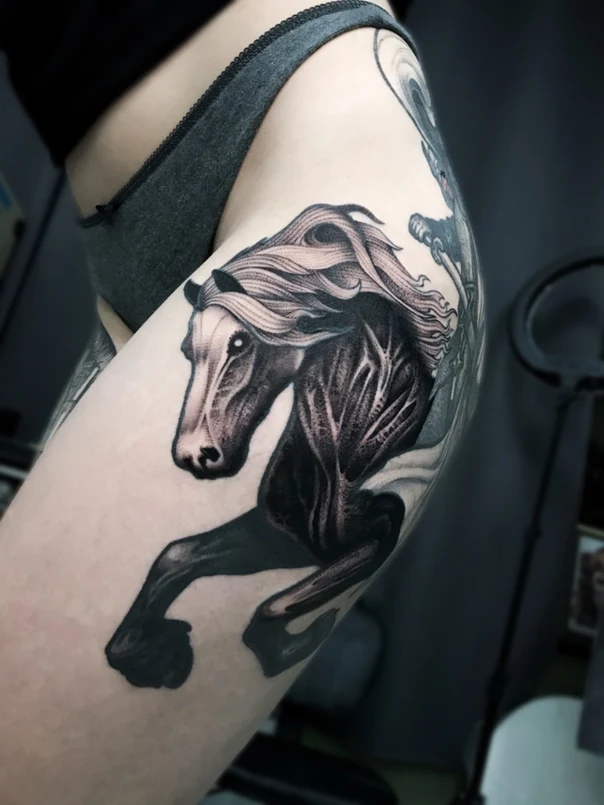 Чёрно-серая Horse tattoo на Бедро