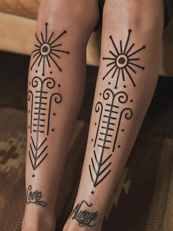 black linework tatuaje en calf #66010 | Tatuador Amber Muse