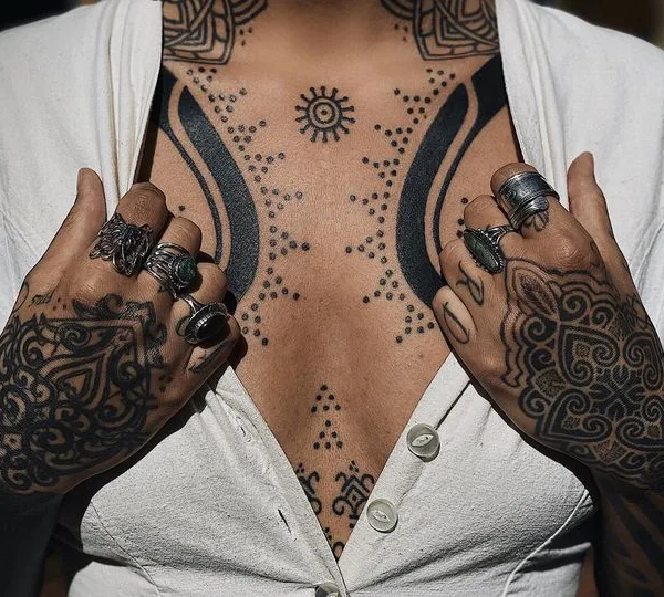 black blackwork tatuaje en chest #66009 | Tatuador Amber Muse