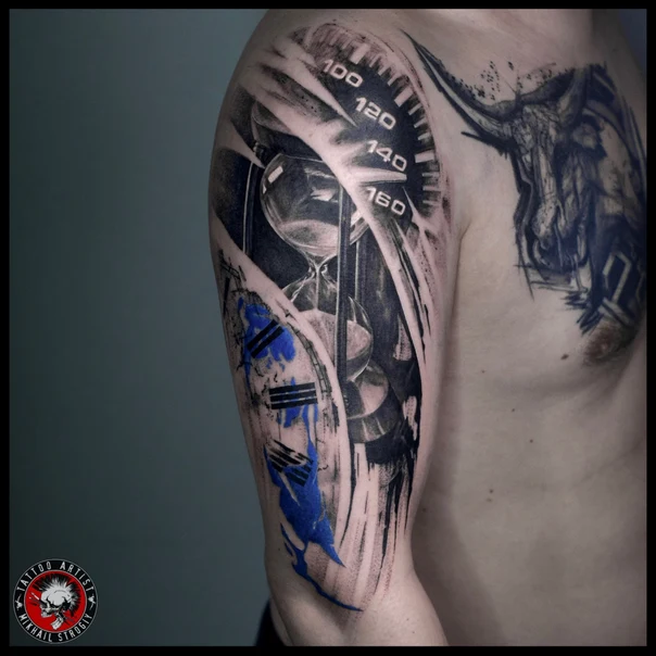 Блэкворк Hourglass, Speedometer tattoo на Полный рукав